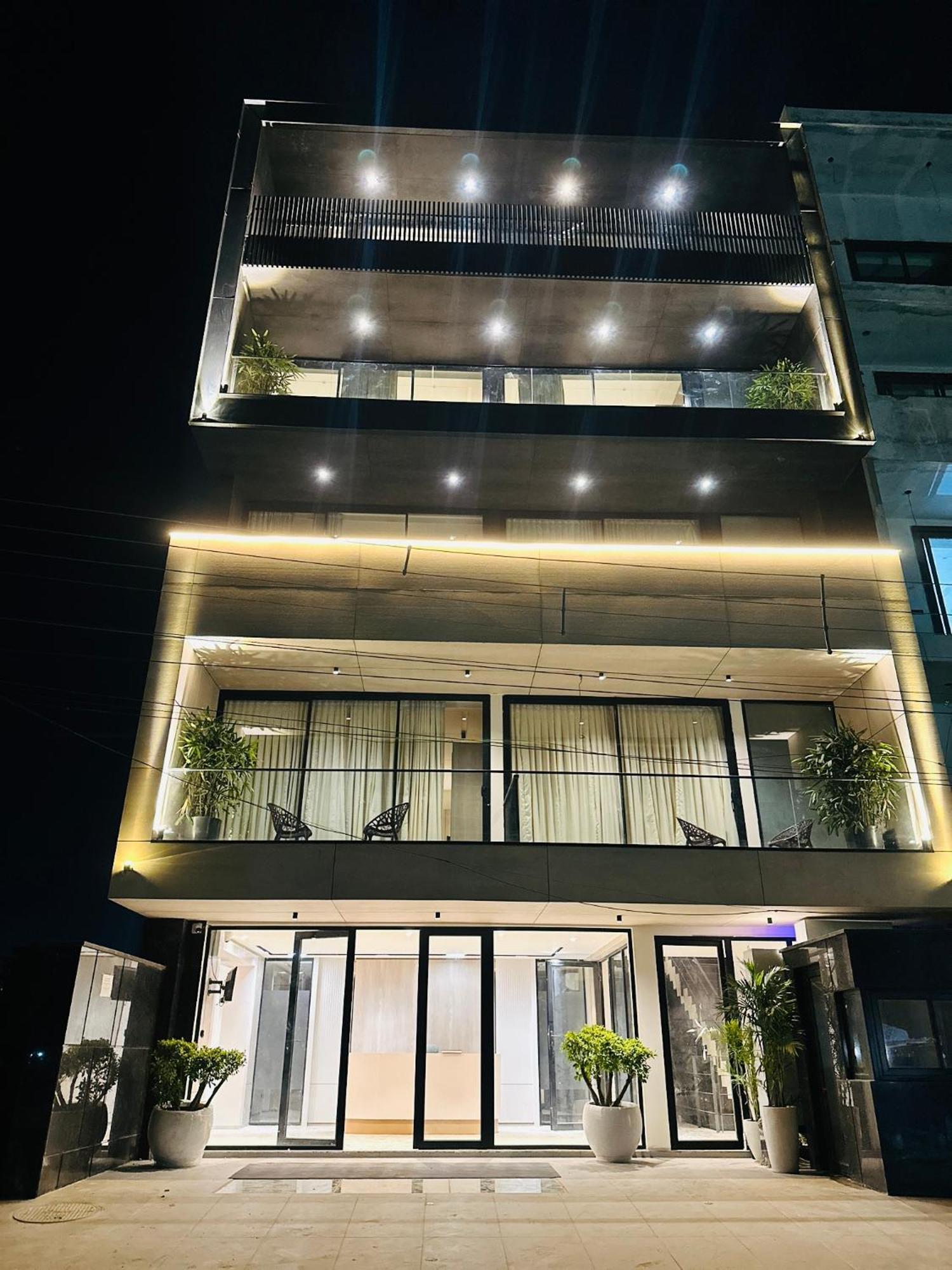The Lodgers 2 Bhk Serviced Apartment Near Artemis Hospital Sector 57 Gurgaon - Nearest Metro Station Sector 54 Chowk Esterno foto
