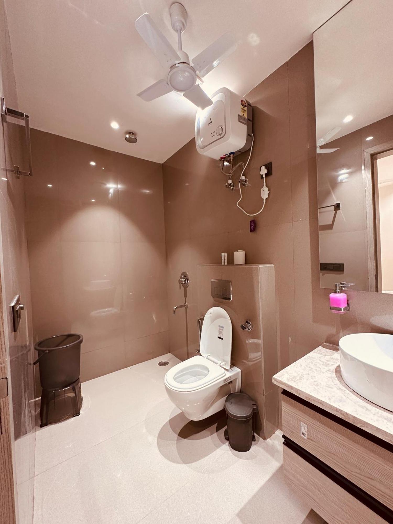 The Lodgers 2 Bhk Serviced Apartment Near Artemis Hospital Sector 57 Gurgaon - Nearest Metro Station Sector 54 Chowk Esterno foto