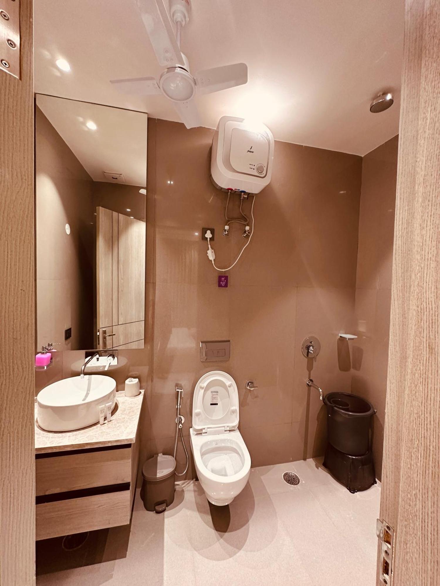 The Lodgers 2 Bhk Serviced Apartment Near Artemis Hospital Sector 57 Gurgaon - Nearest Metro Station Sector 54 Chowk Esterno foto