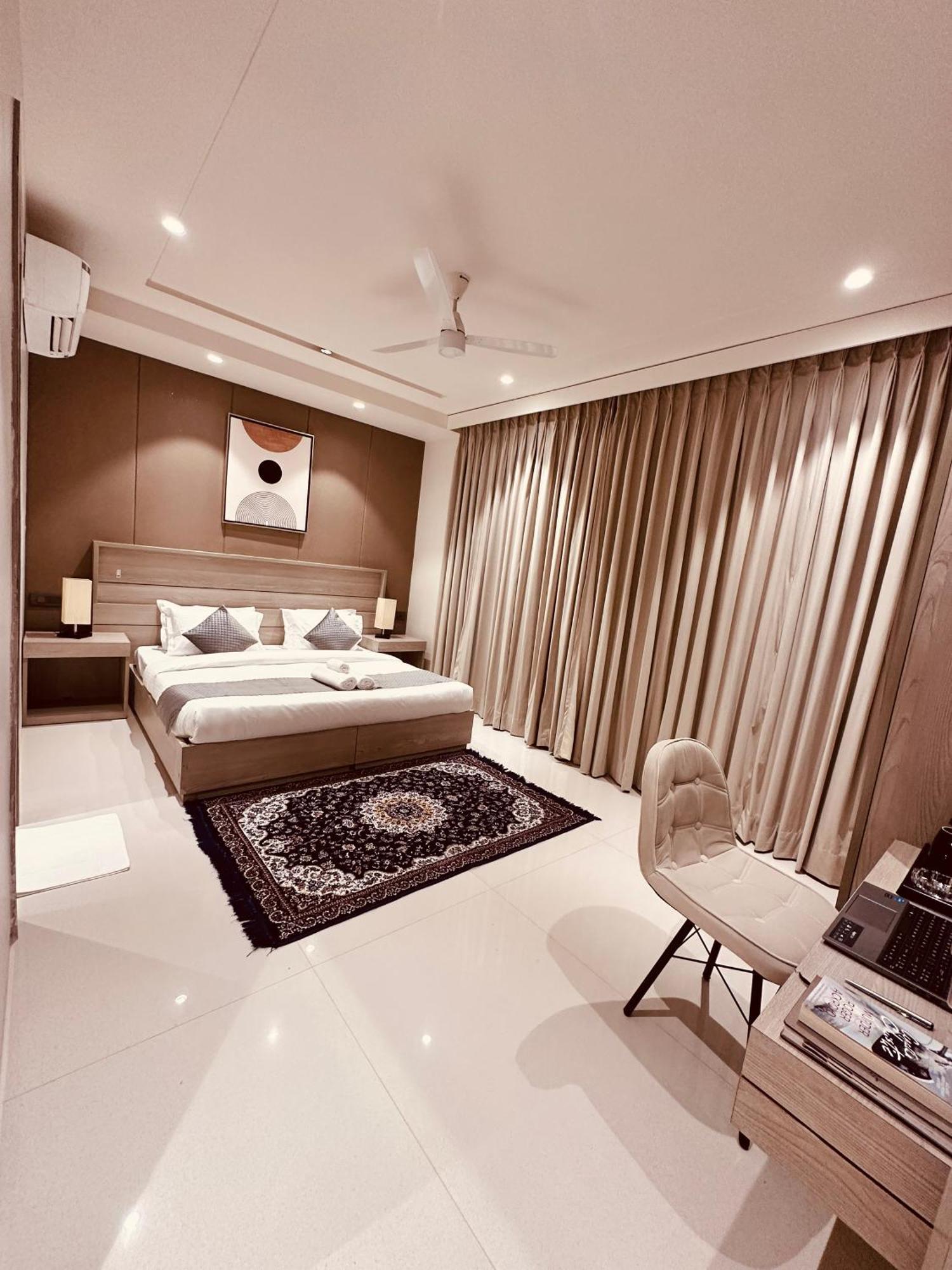 The Lodgers 2 Bhk Serviced Apartment Near Artemis Hospital Sector 57 Gurgaon - Nearest Metro Station Sector 54 Chowk Esterno foto