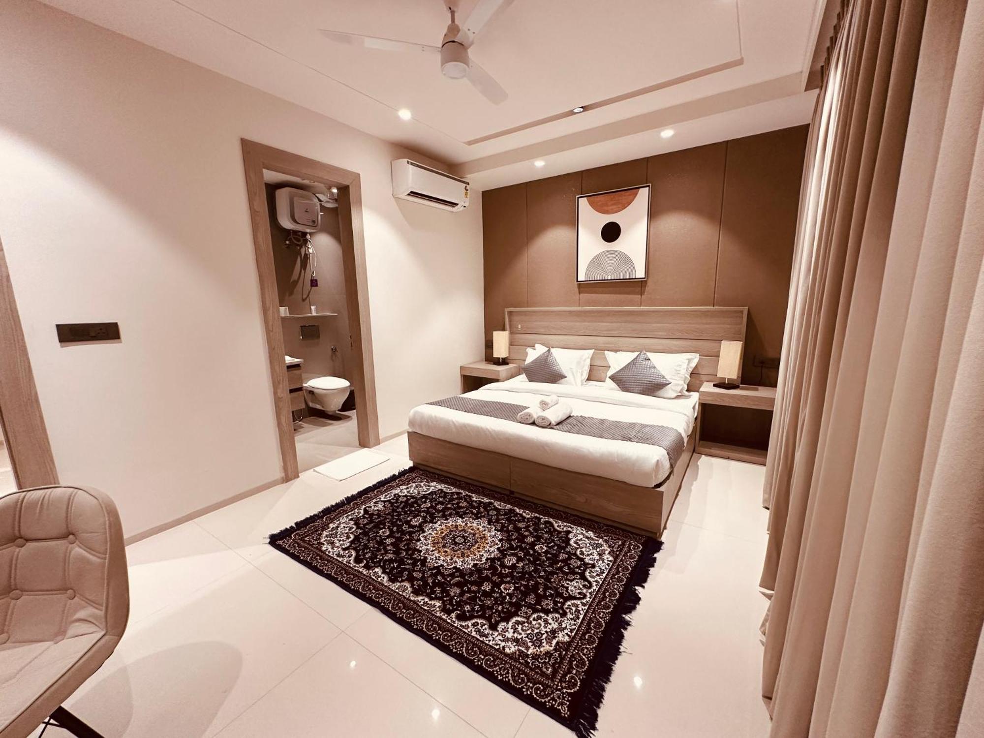 The Lodgers 2 Bhk Serviced Apartment Near Artemis Hospital Sector 57 Gurgaon - Nearest Metro Station Sector 54 Chowk Esterno foto